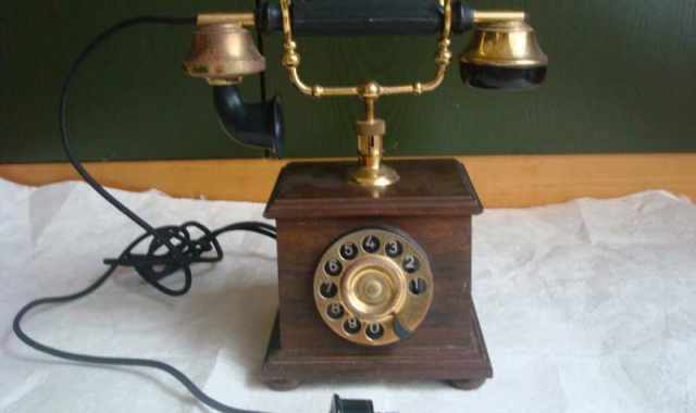 Bari, nell'ex Palazzo delle Poste in mostra i telefoni di una volta